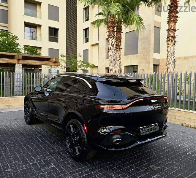 Aston Martin DBX 2021 5