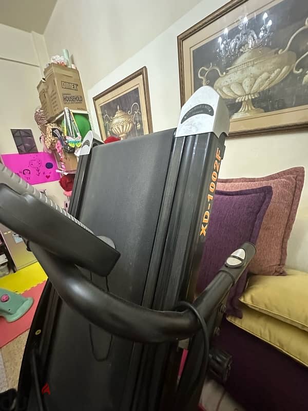 Motorized treadmill 4