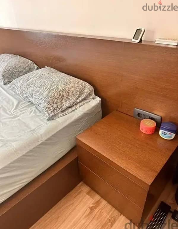 Master bed with 2 night stands 1