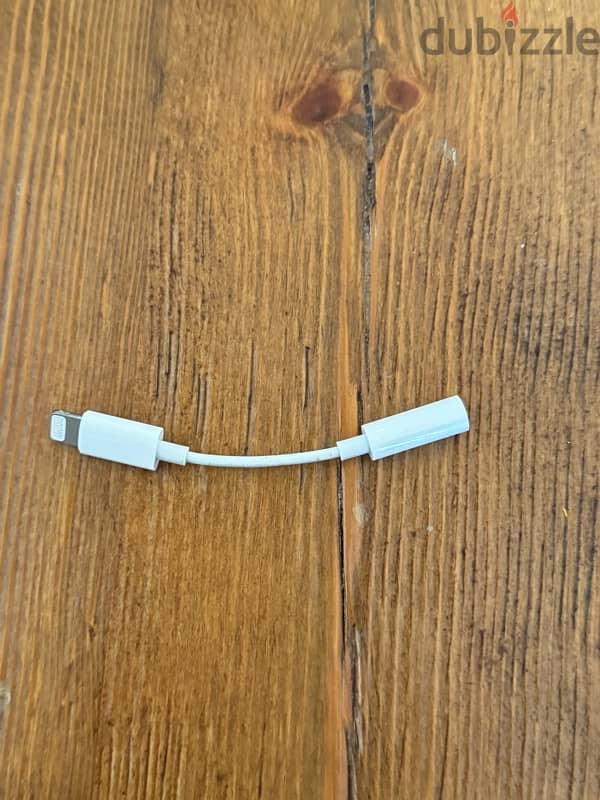 apple lightning to headphone jack 1