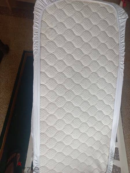 bed used white 3