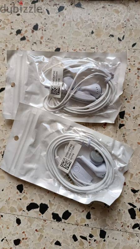 earphones 2$ 3