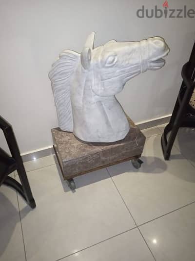 Marble Horse Head Statue, تمثال رأس الحصان الرخامي