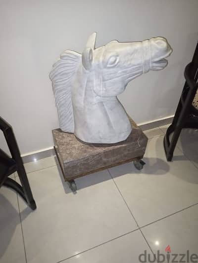 Marble Horse Head Statue, تمثال رأس الحصان الرخامي