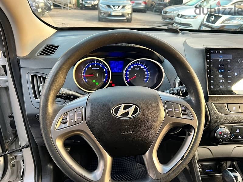 Hyundai Tucson Limited 2.4L 4WD one owner 9