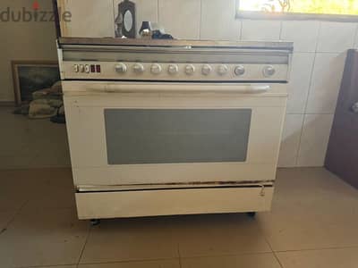 Kitchen stove and oven in good condition