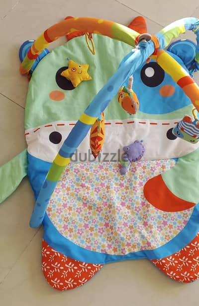 Playmat 6M+ with free gift twistshake bibs 4M+