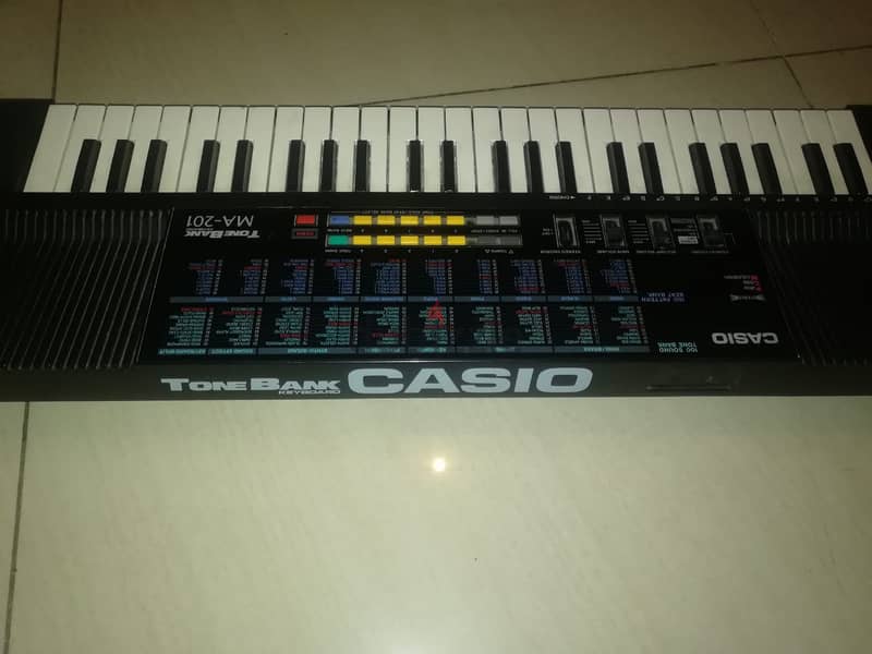 Casio Tonebank SA-201 keyboard works on 6 AA batteries or 9v adapter 2