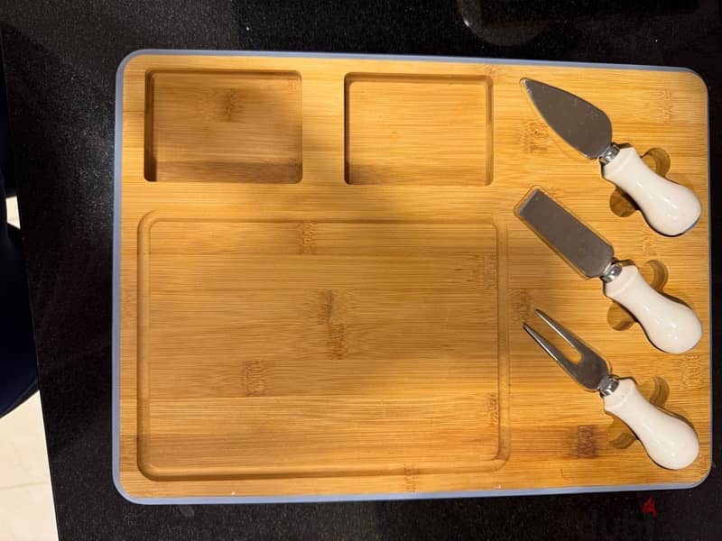 itanian brand new cheese board and 2 nuts accessories 1