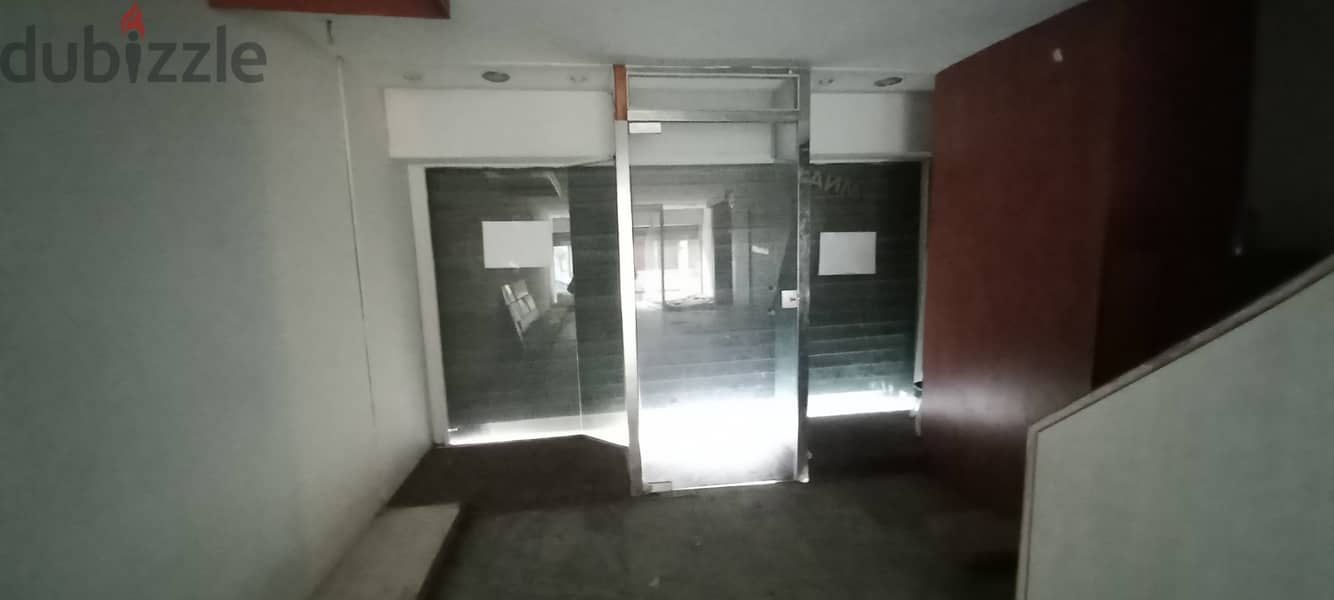 Huge Office on Zalka highway for sale مكتب ضخم على طريق الزلقا للبيع 1