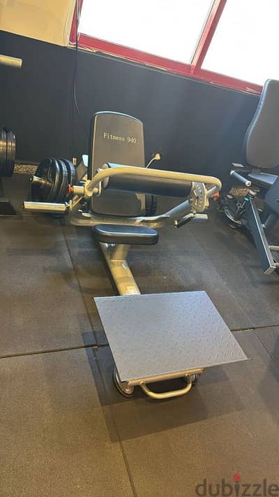 Hip thrust machine & Rowing machine