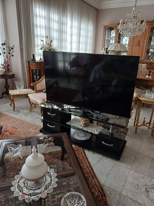 TV 57 inch with stand table 0