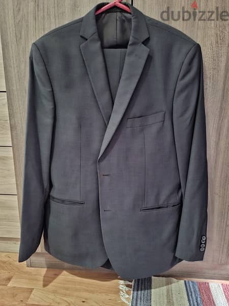 5 Used Suits In Good Condition   ٥ بدلات مستعملة 3