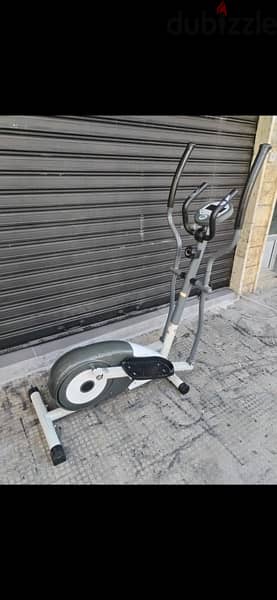 Elliptical machine like new holds up to 115kg for 170$