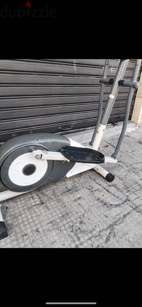 Elliptical machine like new holds up to 115kg for 170$ 2