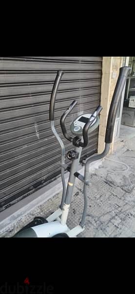 Elliptical machine like new holds up to 115kg for 170$ 3