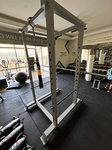 Squat rack & metal cage used very good quality 400$ 1