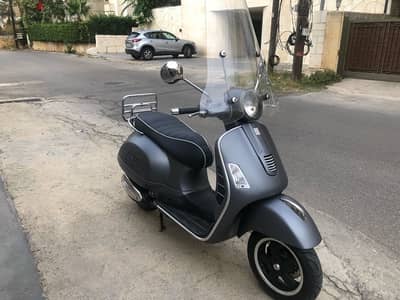 italian vespa 300 gts