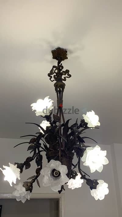 Used Chandeliers with perfect condition / ثريات مستعملة بحالة ممتازة