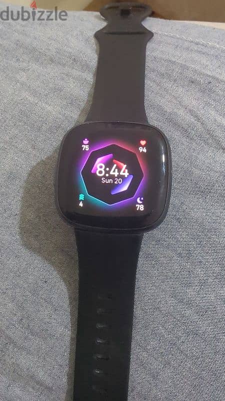 Fitbit versa 4 like new 0