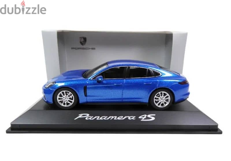 Porsche Panamera 4S diecast car model 1;43. 1