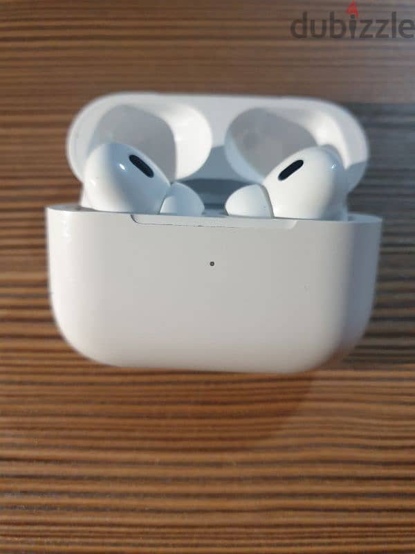 airpods pro 2nd 2022 بس سماعة اليمين شغلي  واليسار معطل 4