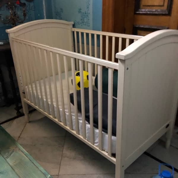 Baby crib like new 2