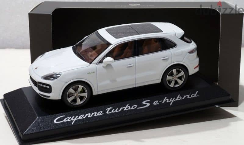 Cayenne Turbo S e-hybrid diecast car model 1;43. 1