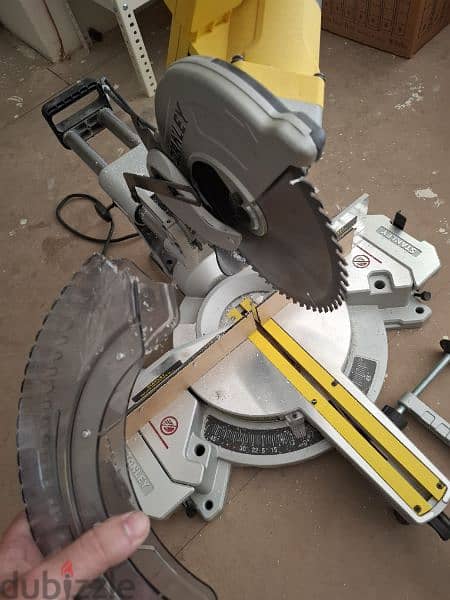 stanley sm16-b5 1600W 254mm compound mitre saw منشار 1