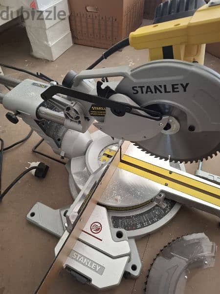 stanley sm16-b5 1600W 254mm compound mitre saw منشار 2