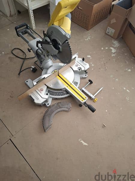 stanley sm16-b5 1600W 254mm compound mitre saw منشار 3