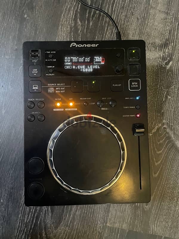 Pioneer DJM 800 mixer with 3 Pioneer CDJ 350 ( with all the cables ) 1