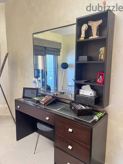 dresser for sale. طاولة مع مراية لغرفة النوم للبيع