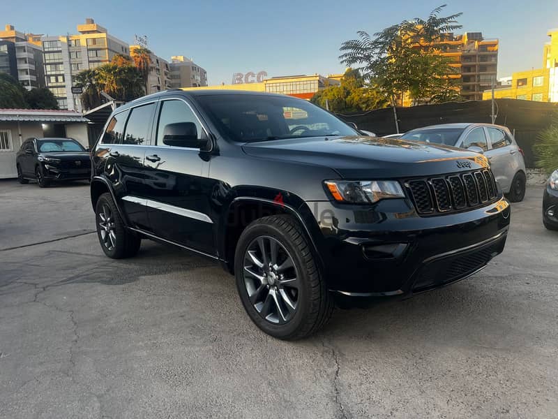 Jeep Grand Cherokee Altitude 2016 Upgrade to 2020 Black on Black 1