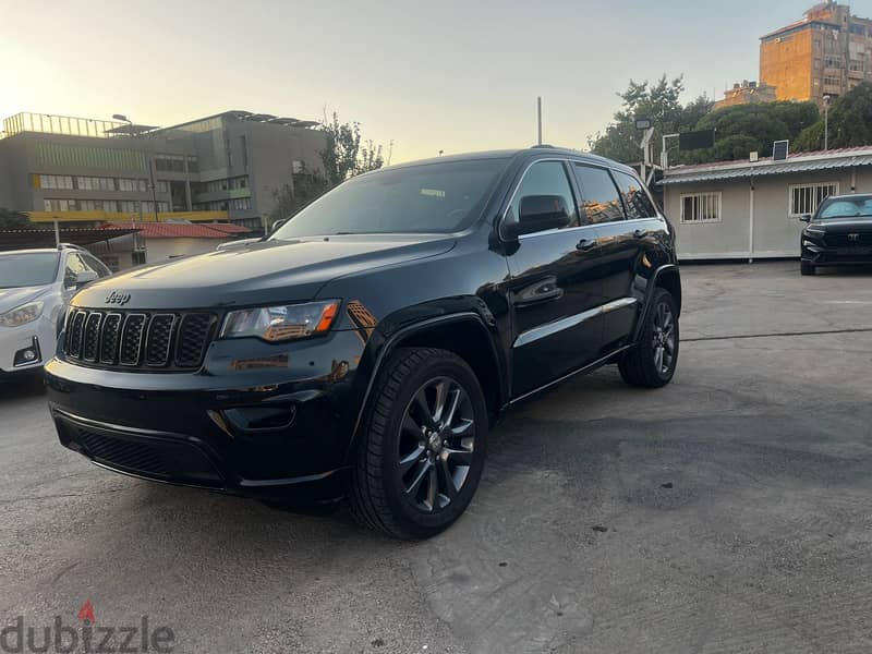 Jeep Grand Cherokee Altitude 2016 Upgrade to 2020 Black on Black 2