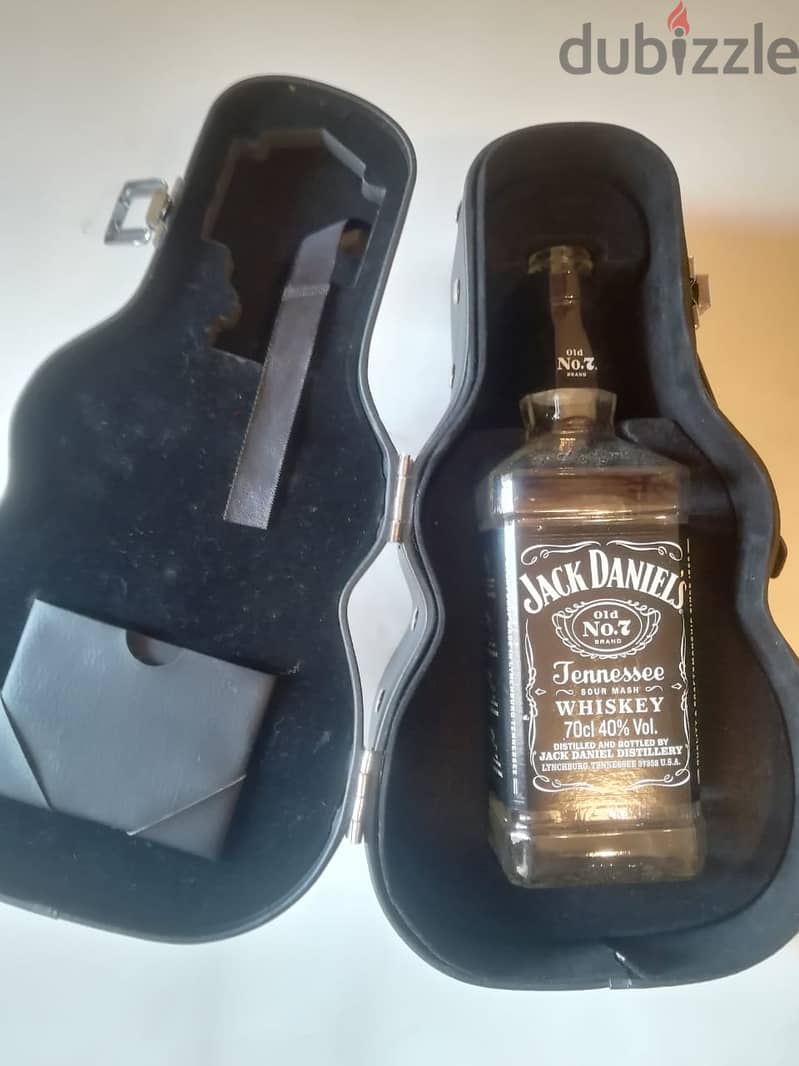 JACK DANIELS Limited edition collectable guitar case box and bottle 1