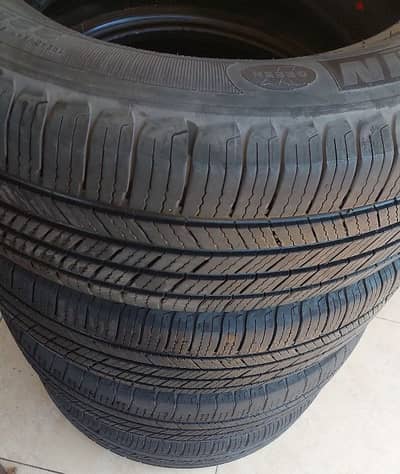 ٤ دواليب Michelin 225/65/R17 مستعملين بحالة جيدة جدا CRV