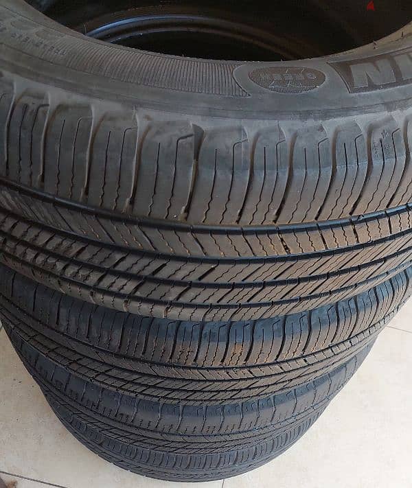 ٤ دواليب Michelin 225/65/R17 مستعملين بحالة جيدة جدا CRV 0