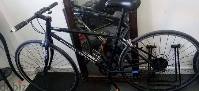 hybrid bike 28" _ 7 speed chevrolet like new light weight