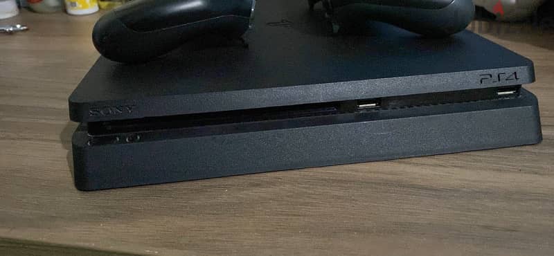 ps4 slim with 2 controllers 180$ 1