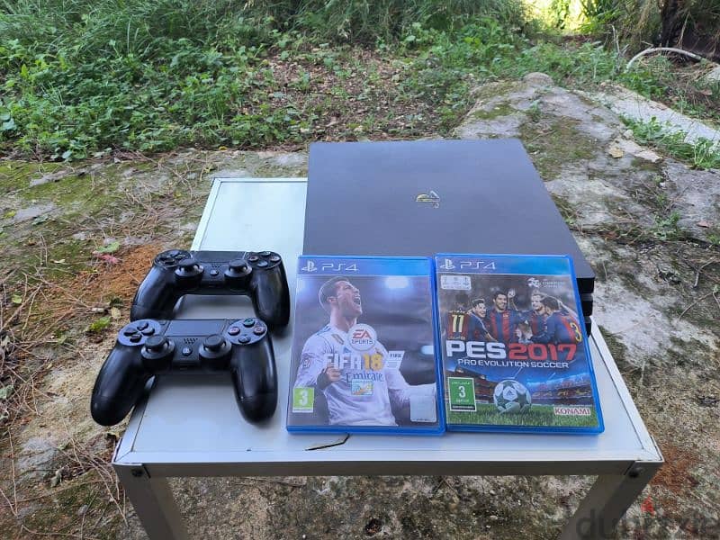 PS4 pro super clean no repair ma3 two original controllers w two games 4