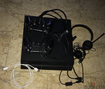 Ps4 with 2 controllers and 7 games with mic and 2 chargers