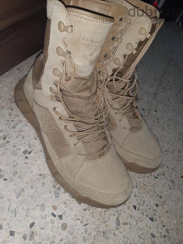 oakley orginal used tactical boots price new is 240$ 2