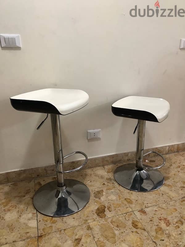 4 bar chairs/ bar stools in excellent condition. 160$ 1