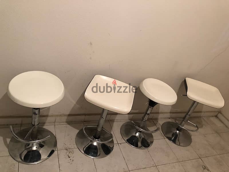 4 bar chairs/ bar stools in excellent condition. 160$ 3