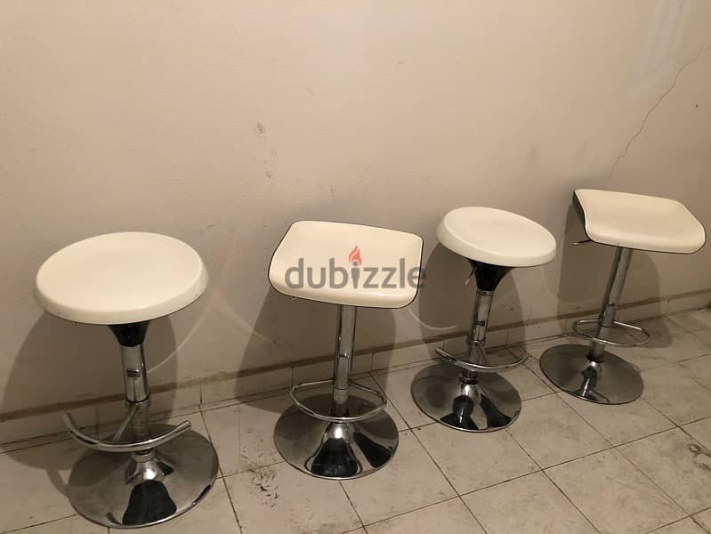 4 bar chairs/ bar stools in excellent condition. 160$ 4