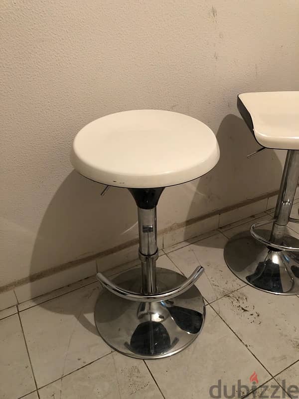 4 bar chairs/ bar stools in excellent condition. 160$ 5