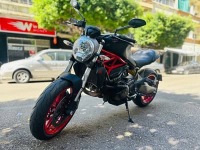 Ducati 821 - black & red - for serious people