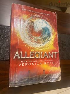 2 books from the Divergent series (Insurgent and Allegiant) 0