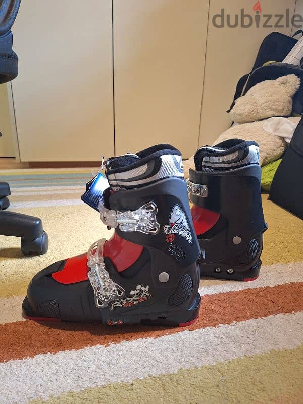 Roxa Adjustable Junior Ski Boots. 6